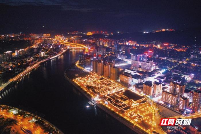 澧水兩岸，燈光璀璨。