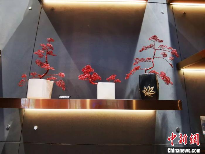 圖為三鋼職工手工制作的鋼花工藝品作為景區(qū)商品上架售賣?！±壮?攝