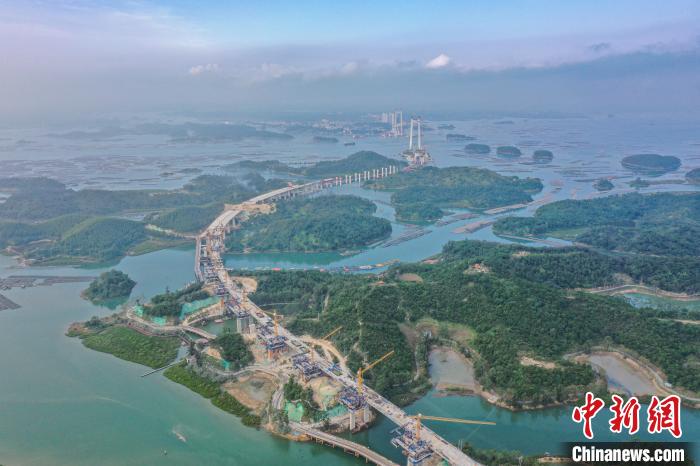 建設(shè)中的龍門大橋?！￡惞谘?攝