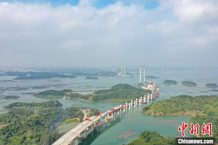 建設(shè)中的龍門大橋。　陳冠言 攝