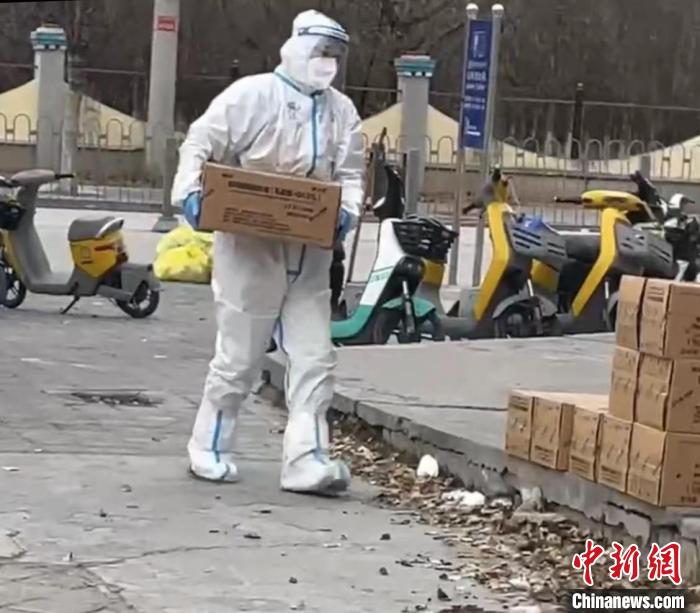 圖為志愿者為丹周卓瑪配送透析液?！∈茉L者供圖