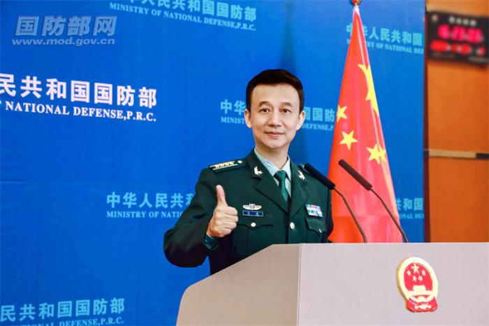 11月24日下午，國(guó)防部舉行例行記者會(huì)，國(guó)防部新聞局局長(zhǎng)、國(guó)防部新聞發(fā)言人吳謙大校答記者問。呂哲 攝