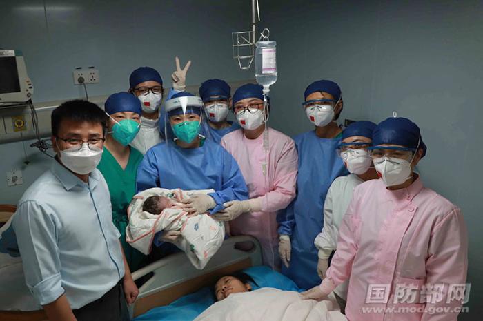 寶寶一家與醫(yī)生合影。蒲海洋 攝