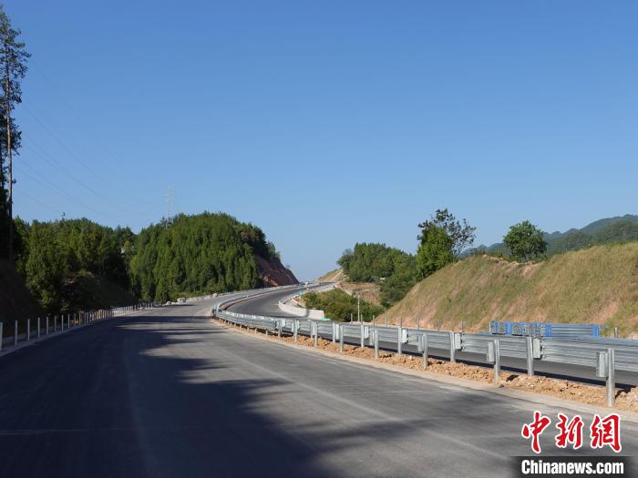 圖為黔江區(qū)過(guò)境高速公路的路面?！≈需F建重慶投資集團(tuán)有限公司供圖