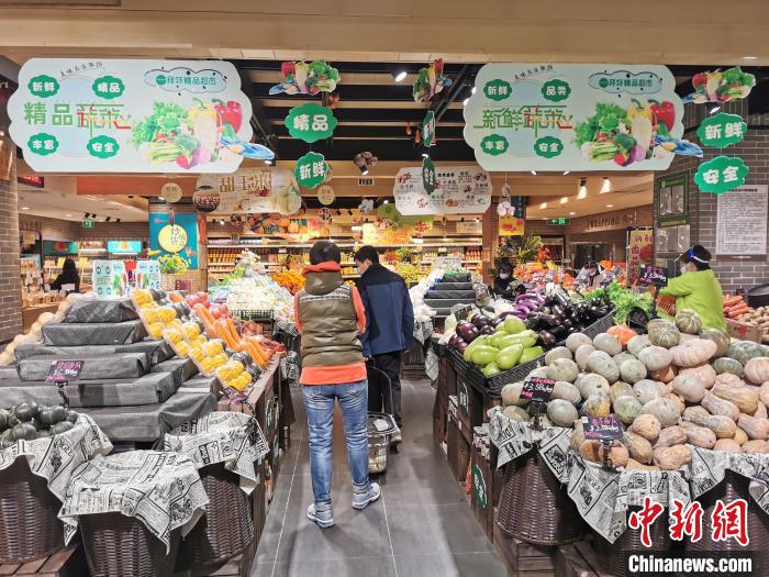 解除流動(dòng)性管理后的第一天，鄭州市民在超市采購(gòu)。　韓章云 攝