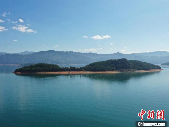郴州東江湖率先對客船加裝污水儲存系統(tǒng)，保護(hù)碧水清波?！∮碇久?攝
