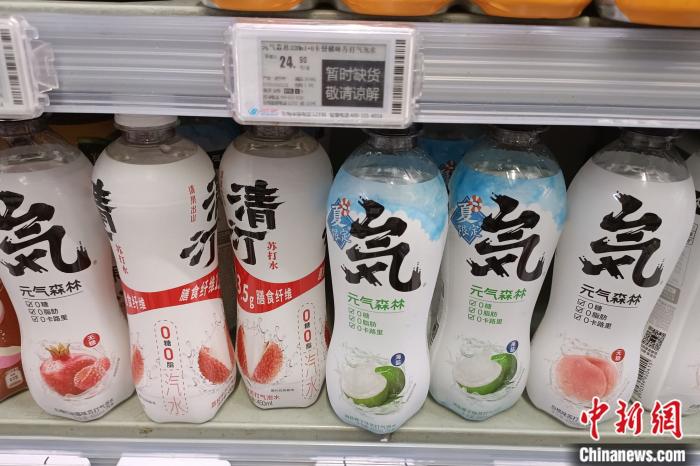 商超貨架上的元氣森林。 左雨晴 攝