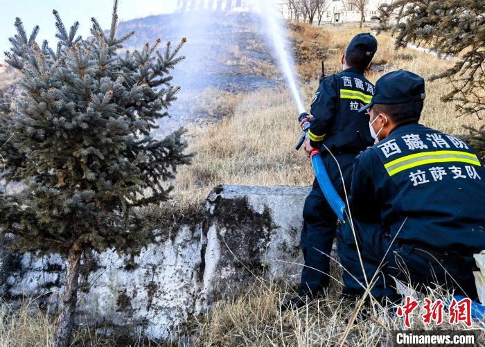 12月6日，布達(dá)拉宮消防救援大隊(duì)在布達(dá)拉宮山體林草區(qū)域開展?jié)窕ぷ?。　劉?攝