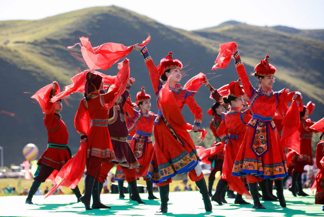 2022年8月8日，烏蘭牧騎隊員們在第九屆內(nèi)蒙古自治區(qū)烏蘭牧騎藝術(shù)節(jié)開幕式上進行文藝表演。丁根厚 攝