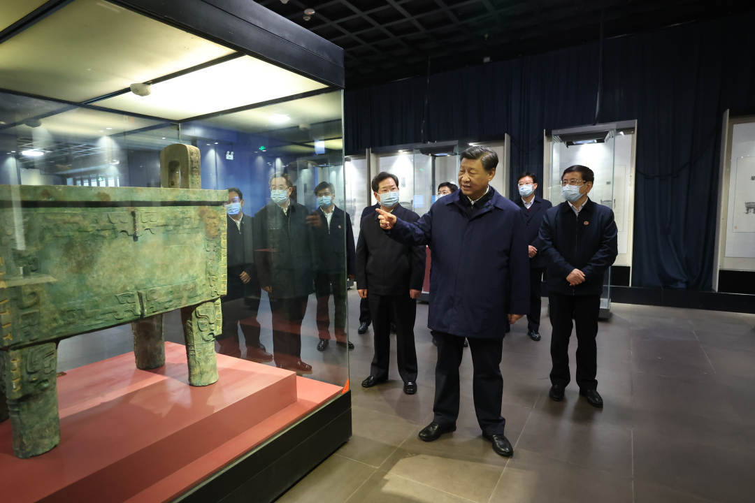 2022年10月26日至28日，中共中央總書記、國家主席、中央軍委主席習近平在陜西省延安市、河南省安陽市考察。這是28日下午，習近平在安陽市殷墟博物館考察。 新華社記者 鞠鵬 攝