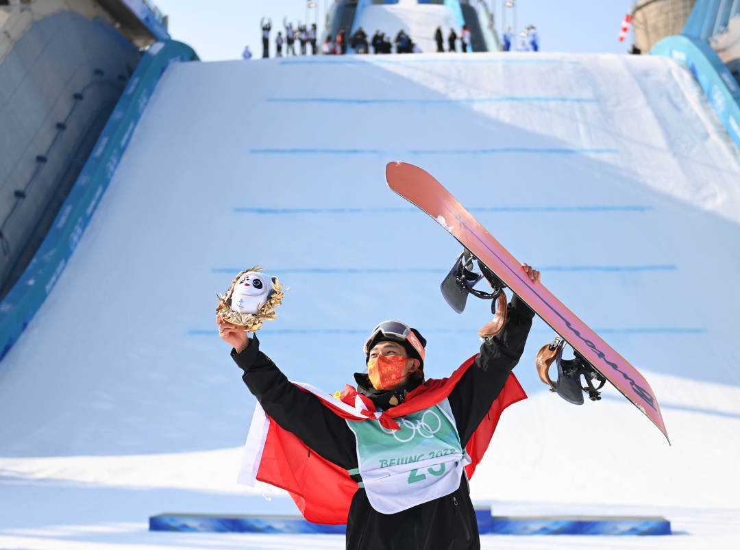 2022年2月15日，中國選手蘇翊鳴在單板滑雪男子大跳臺決賽奪冠后慶祝。新華社記者黃宗治攝