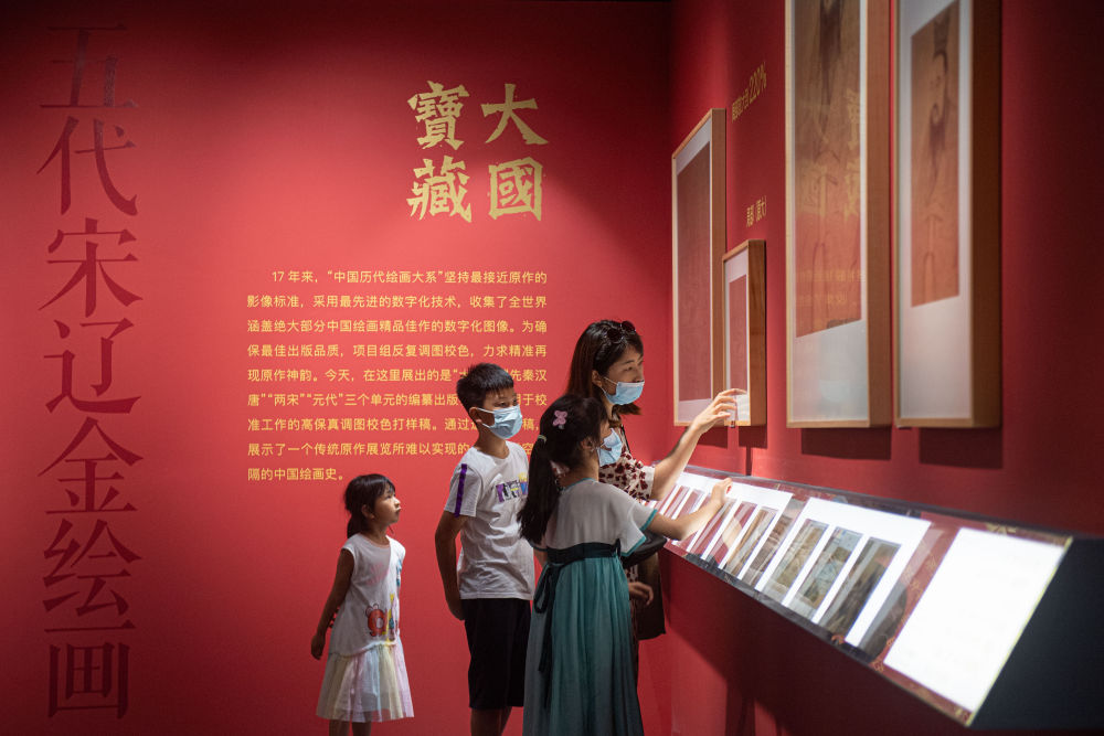 參觀者在浙江省嘉興市文化藝術(shù)中心觀看盛世修典“中國歷代繪畫大系”嘉興特展(2022年6月30日攝)。新華社記者 江漢 攝