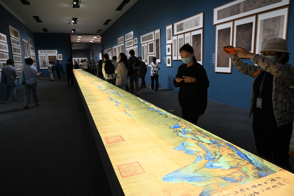 參觀者在中國國家博物館的“盛世修典——‘中國歷代繪畫大系’成果展”上觀看放大兩倍的《千里江山圖》燈光特效圖(2022年9月29日攝)。新華社記者 金良快 攝