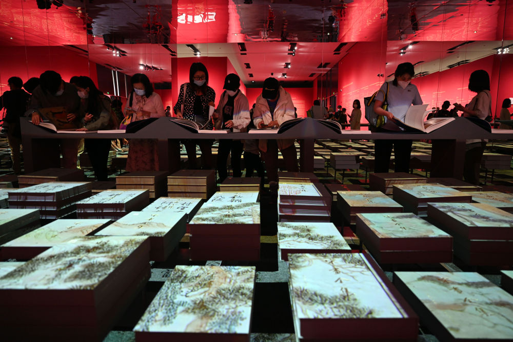 參觀者在中國國家博物館觀看“盛世修典——‘中國歷代繪畫大系’成果展”(2022年9月29日攝)。新華社記者 金良快 攝