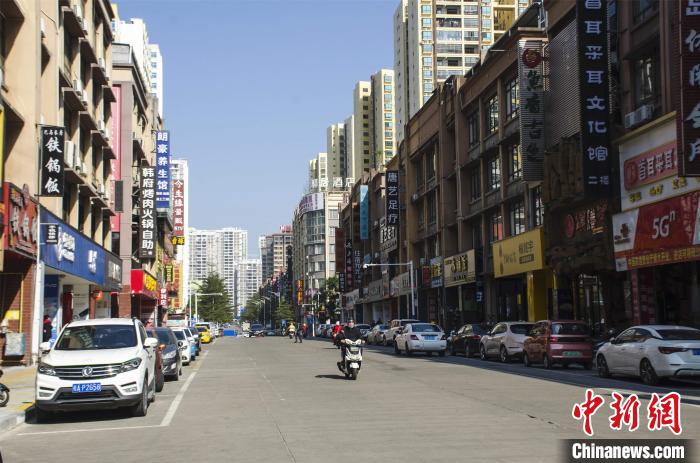圖為整治后井然有序的防城港市伏波路中段?！〉岳顝?攝