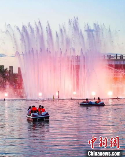 游客在北屯市新區(qū)玉帶河乘船游玩。(資料圖) 李正虎 攝