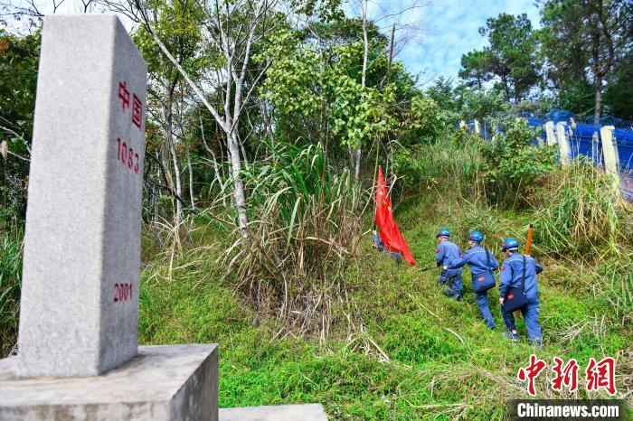 圖為“國旗巡線班”沿著邊境線開展輸電線路巡視工作?！≡篮?　攝