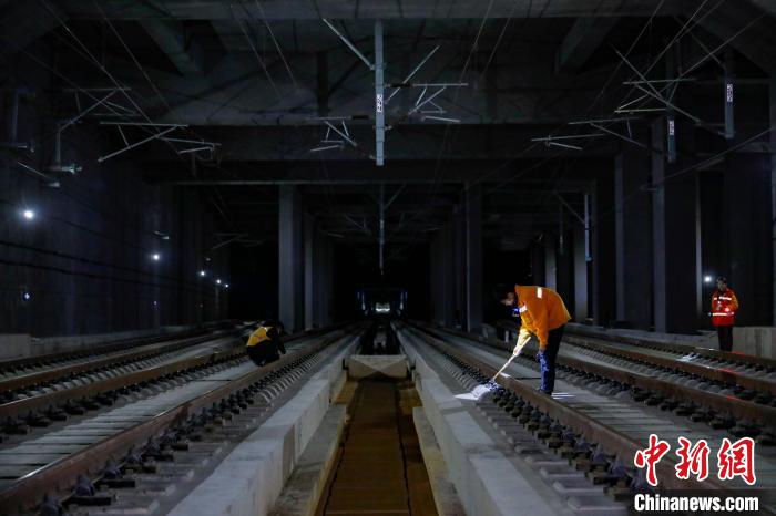 中國鐵路南寧局集團有限公司南寧工務(wù)段高鐵線路設(shè)備檢查作業(yè)現(xiàn)場。　韋剛 攝