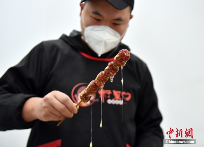 雄安新區(qū)大樹劉莊村辛愛青家中的冰糖葫蘆加工廠，工人正在制作冰糖葫蘆。作為遠(yuǎn)近聞名的“冰糖葫蘆村”，大樹劉莊村制作冰糖葫蘆的歷史已有100多年，全村三分之二的村民都會(huì)這門手藝，吸引不少游客慕名而來。 中新社記者 韓冰 攝
