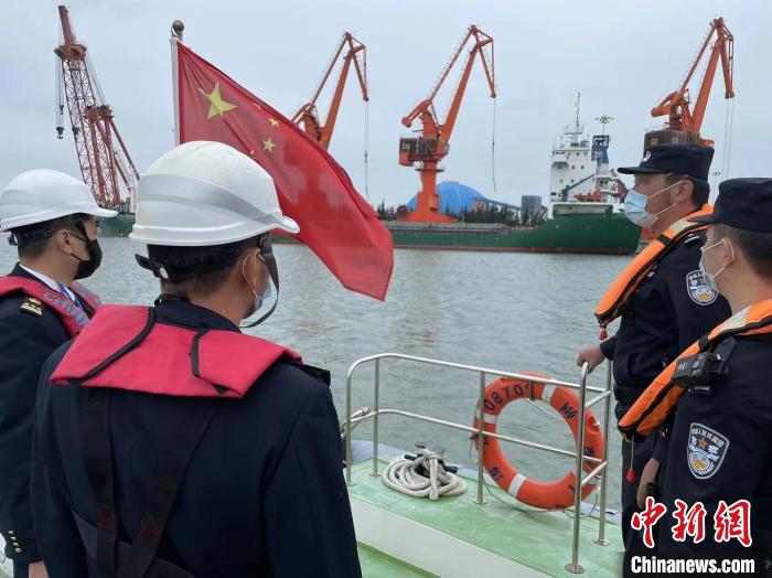 邊檢人員在古雷港區(qū)執(zhí)勤?！≌闹葸厵z站供圖