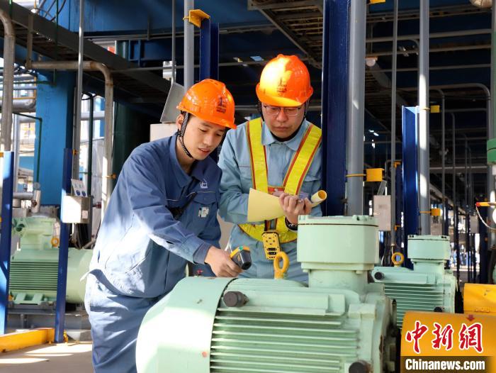 圖為齊魯石化員工巡檢監(jiān)測(cè)運(yùn)轉(zhuǎn)電機(jī)溫度，確保設(shè)備安穩(wěn)運(yùn)行?！⒎挤?攝