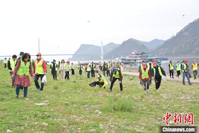 “三峽蟻工”撿拾散落在江灘上的垃圾，定期組織開展凈灘志愿活動(dòng) 田耀平 攝