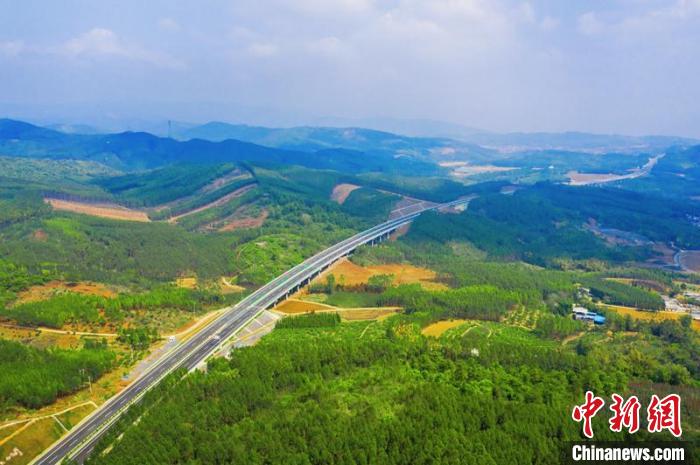 平南至武宣高速公路樂(lè)梅2號(hào)大橋?！V西交通投資集團(tuán)供圖