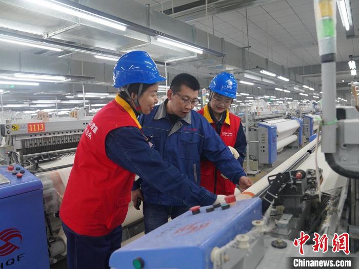 新疆伊犁伊河供電公司黨員服務(wù)隊員走訪企業(yè)，保障企業(yè)24小時生產(chǎn)線安全運轉(zhuǎn)?！“子?攝