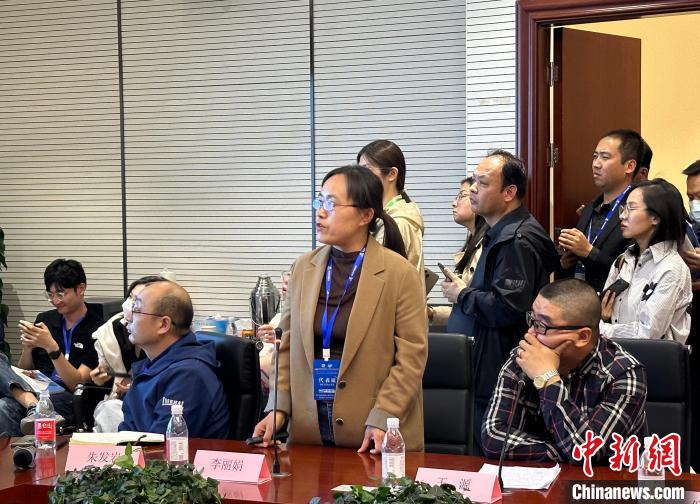 圖為中國科學(xué)院青海鹽湖研究所研究員李麗娟演講?！⒀?攝